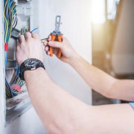 Analisi della nuova CEI 11-27 V edizione. Novità introdotte e opportunità di aggiornamento mancate Analisi della nuova CEI 11-27 V edizione. Novità introdotte e opportunità di aggiornamento mancate
